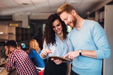 Dijital tablet kullanarak genç yazılım mühendisleri portresi