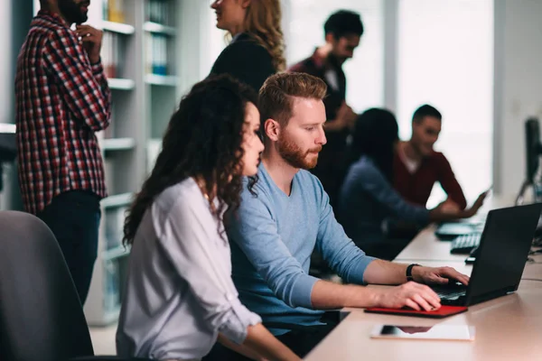 Jonge Softwareingenieurs Bezig Met Project Programmeren Bedrijf — Stockfoto