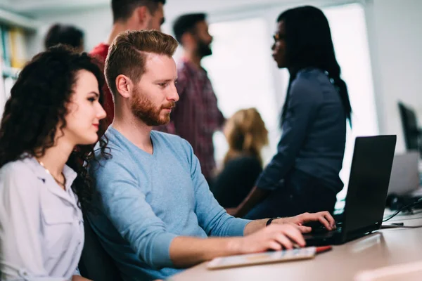 Jonge Softwareingenieurs Bezig Met Project Programmeren Bedrijf — Stockfoto