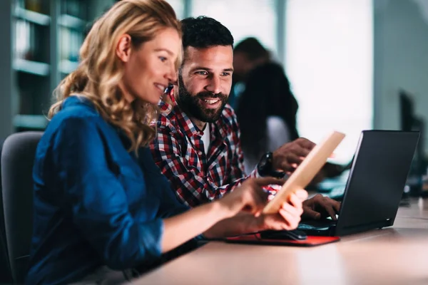 Software-Ingenieure mit digitalem Tablet — Stockfoto