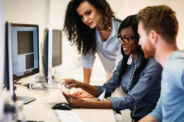 Jóvenes Ingenieros Software Trabajando Proyectos Programación Empresa —  Fotos de Stock