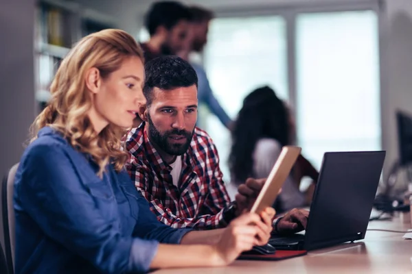 Programvareingeniører som bruker digitale nettbrett – stockfoto