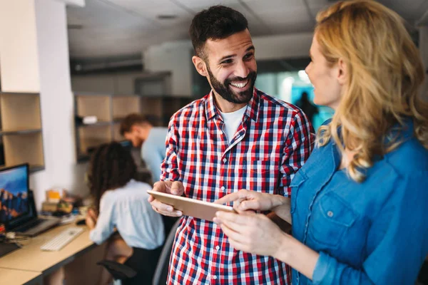 Softwareingenieurs met behulp van digitale tablet — Stockfoto