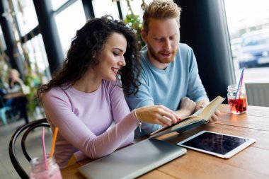 Portre genç öğrencilerin kitap okuma 