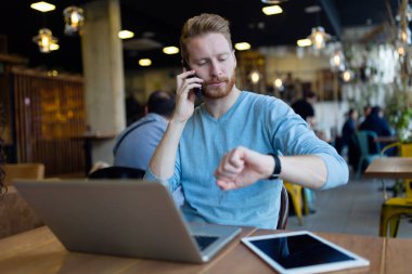 Telefon görüşmesi sahip genç adam 