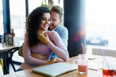 Randevuya mutlu genç Çift 