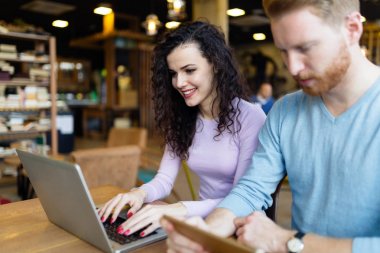 kahve dükkanında vakit Çift 