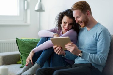 genç bir çift dijital tablet kullanma 