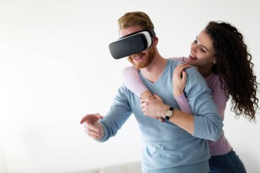 Çift çalışırken sanal gerçeklik kulaklık