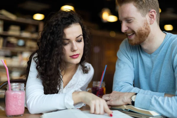 Studenti che trascorrono del tempo in caffetteria — Foto Stock