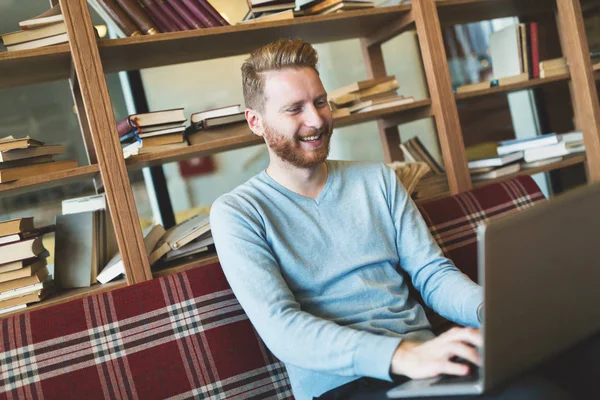 Vacker student arbetar på laptop — Stockfoto