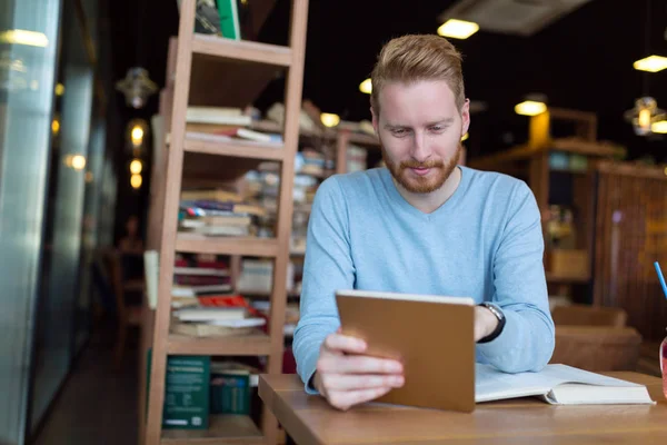 Jovem usando tablet digital — Fotografia de Stock