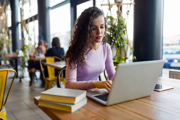 Jovem mulher trabalhando no laptop — Fotografia de Stock