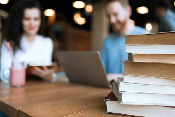 Estudantes que estudam na livraria — Fotografia de Stock