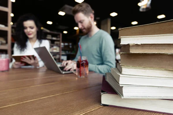 Studenten lernen in Buchhandlung — Stockfoto