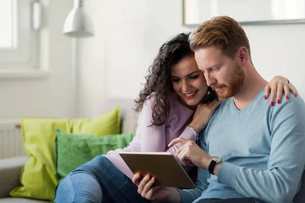 Pareja joven usando tableta digital — Foto de Stock