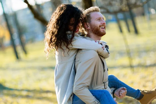 Couple having romantic date in park — Stock Photo, Image