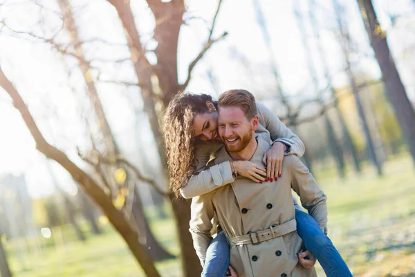 Paar bei romantischem Date im Park — Stockfoto