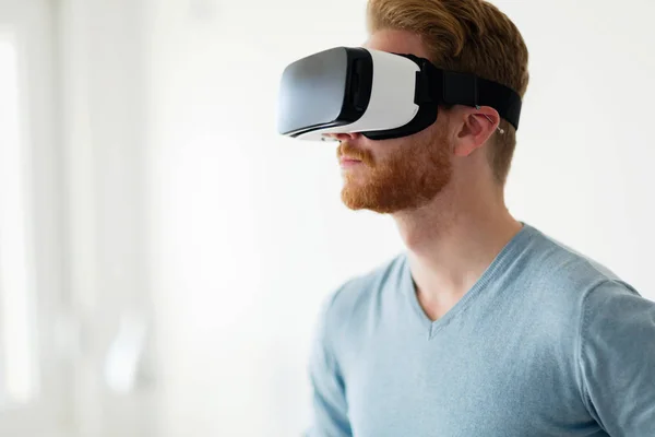 Uomo indossando cuffie realtà virtuale — Foto Stock