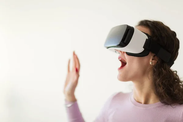 Frau probiert Virtual Reality Brille aus — Stockfoto