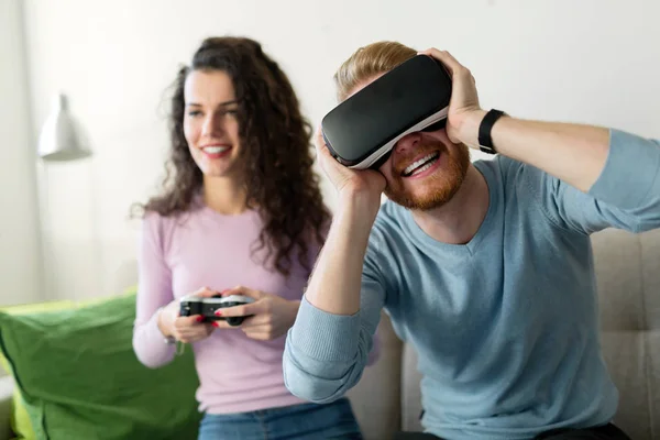 Videojátékkal játszó fiatal pár — Stock Fotó