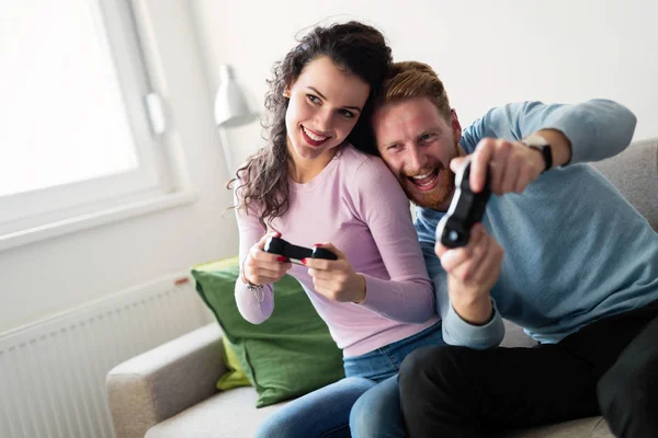 Couple jouant à des jeux vidéo — Photo