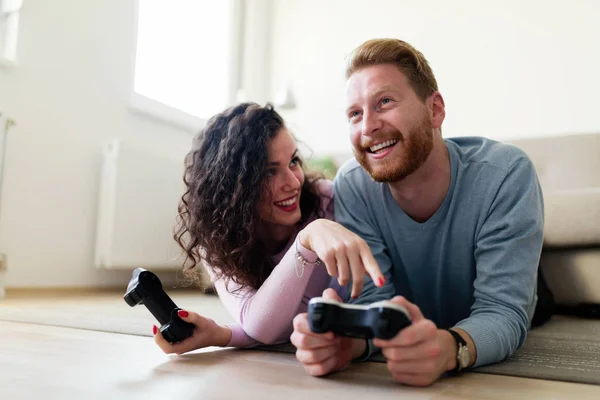 Couple jouant à des jeux vidéo — Photo