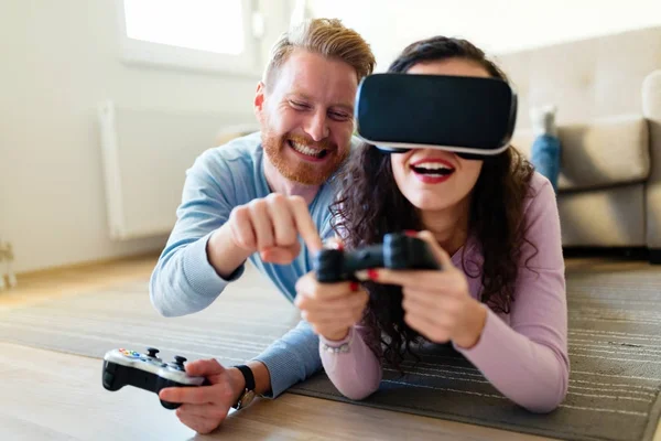 비디오 게임을 하는 젊은 부부 — 스톡 사진