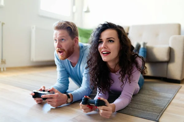 Couple jouer à des jeux vidéo à la maison — Photo