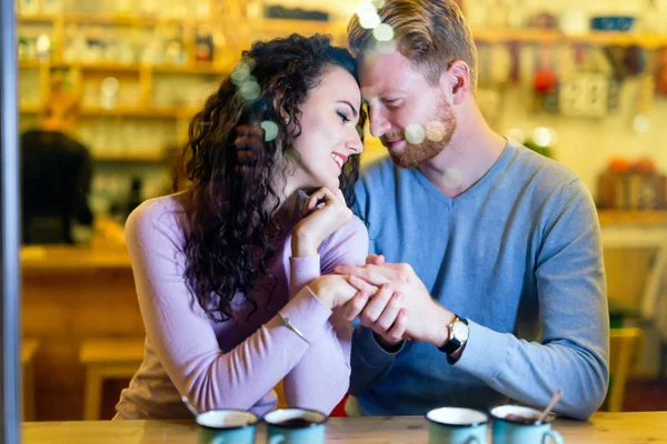 Romantisches Paar beim Date — Stockfoto