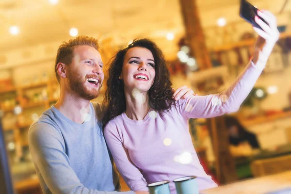 Lyckliga par som tar selfie — Stockfoto