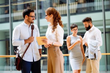 İş adamları iş yerinde eğleniyor ve sohbet ediyorlar.