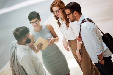 Portre çekici iş adamları iş yerinden ücretsiz vakit geçiriyor