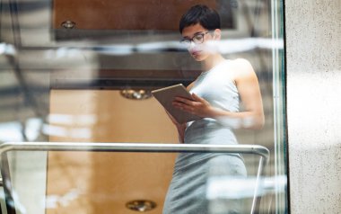 Şirket CEO'su telefonda konuşurken meşgul