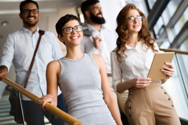 Modern ofiste mutlu çalışanları olan başarılı bir şirket.