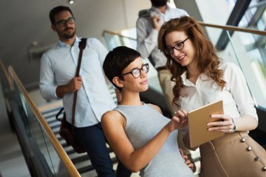 Mutlu iş arkadaşları modern ofis