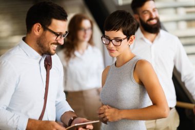 İşten serbest zaman sahip cazip iş adamları portresi