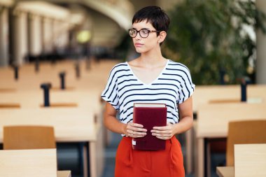 Bir çok gülümseyen kız okuma kitabı kitaplığındaki portresi