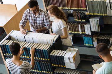 Üniversite öğrencilerinin birlikte okulda çalışma grubu