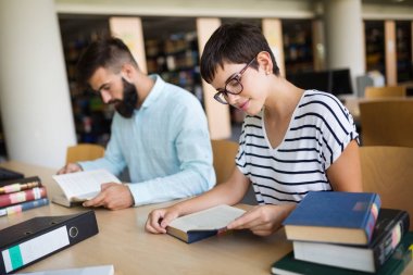 Üniversite öğrencilerinin birlikte okulda çalışma grubu