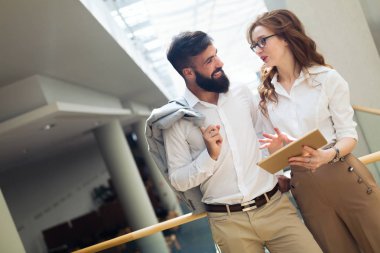 Tablet Office bakarak iş arkadaşları
