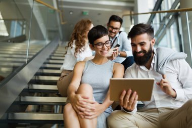 Mutlu iş arkadaşları modern ofis