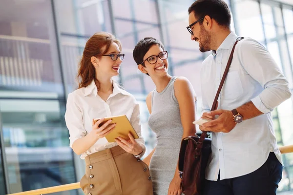 Portret Van Aantrekkelijke Ondernemers Hebben Vrije Tijd Van Het Werk — Stockfoto