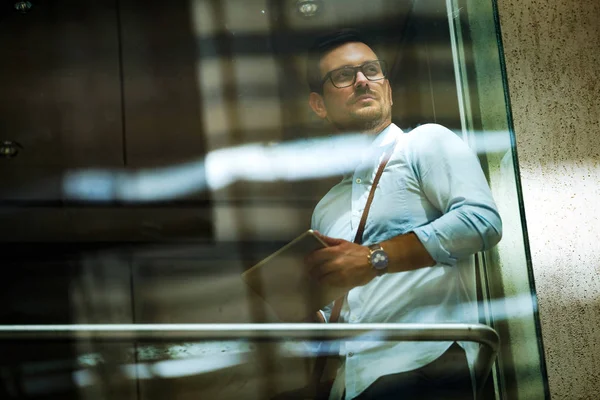 Uomo d'affari che prende l'ascensore — Foto Stock