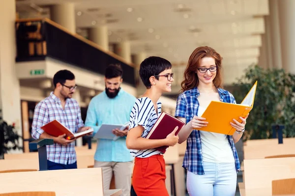 Glückliche Junge Universitätsstudenten Die Mit Büchern Der Bibliothek Lernen Gruppe — Stockfoto