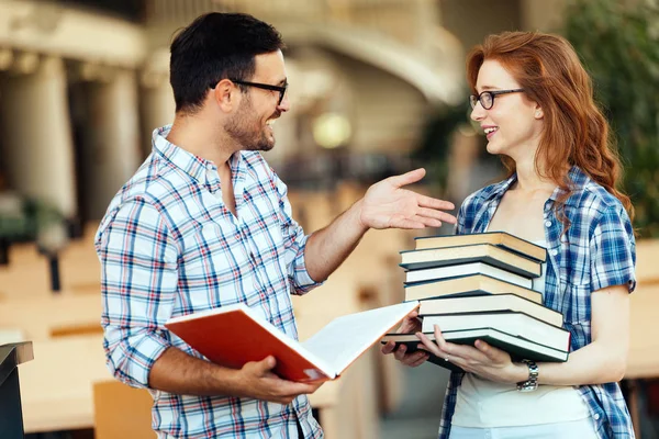 Groupe de collégiens étudiant à la bibliothèque — Photo