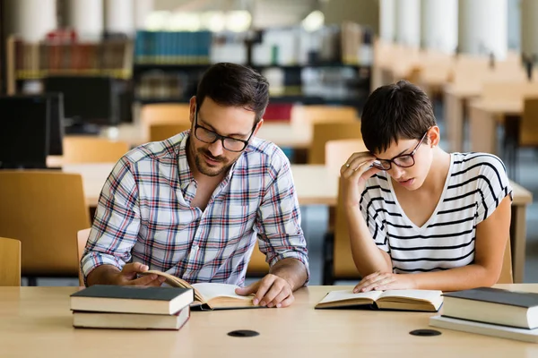 Gruppe von College-Studenten, die in der Bibliothek studieren — Stockfoto