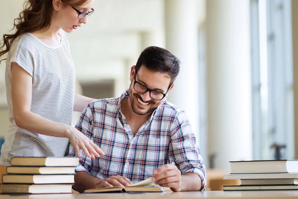 Étudiants préparant les examens — Photo