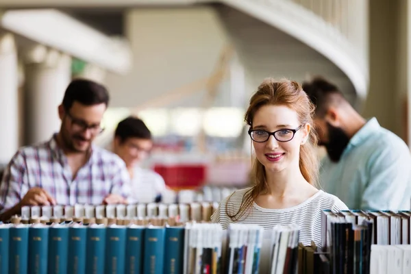 Grupp av college studenter som studerar vid biblioteket — Stockfoto