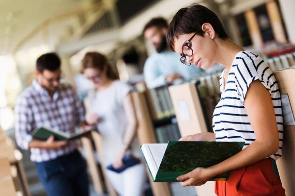 Gruppe von College-Studenten, die in der Bibliothek studieren — Stockfoto